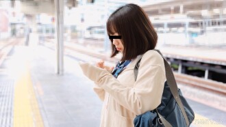 Nana Amano, seorang mahasiswi berseragam yang licik di dalam kereta.