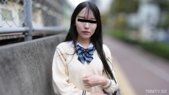Isang batang babae na naka-uniporme na may uniporme sa isang tren yamashita moeka