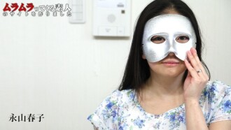 Une femme mariée, qui souhaite pour une raison inconnue rester anonyme, accepte de tourner dans un film X à condition de se masquer le visage ! D'abord réticente, elle se métamorphose complètement une fois le masque enfilé ! Elle suce, prend en bouche et s'attaque au pénis avec une vigueur inouïe !