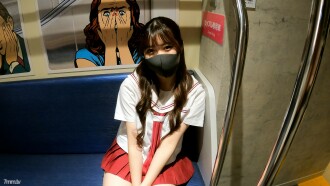 [Garotas cruas até recentemente] Miyu-chan de 18 anos de idade, primeira experiência de boquete de trem, loção viscosa jogo de esquilo cru em um maiô impertinente!