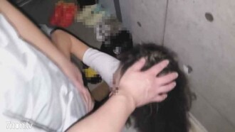 Ao lado da filha faminta, mãe de dois filhos que não aguenta e solta uma voz de alegria