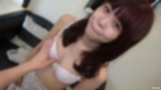 [Perte de virginité] Ao ◯ Une vierge intelligente de 18 ans qui est en première année à l'université de Gakuin. Une fille mince à la peau claire ne supporte pas la douleur et les larmes pénètrent. Une grande quantité d'éjaculation vaginale est faite à la première bite et elle est dans un état d'étourdissement. FC2-PPV-2830113