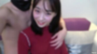 某著名大學學習英語文學的一年級學生。 18歲白皙修長美人。充滿笑容和魅力的表情完全變了，一位經驗豐富的人的未經驗的陰部因反复喊“泡菜……”而濕透了。即使是大量的面部射精，臉上也會露出燦爛的笑容。