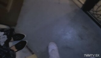 隔牆傳來女性哮喘患者的聲音。同時強姦新租來的妻子和孩子