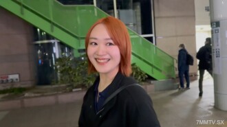 一名女大學生醒來後便出發去參加聖誕節。