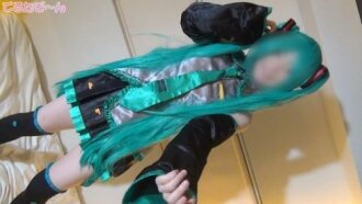 Nagbabalik na ang cosplayer na si Miku sa isang remastered na bersyon! Masturbesyon at pakikipagtalik suot ang regular niyang kasuotan ni Miku!