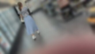[Sessão fotográfica privada] Uma jovem esposa que trabalha como manicure. Vista em um supermercado local e **levada embora**. Ela exibe seus mamilos sensíveis e realiza um culto de...