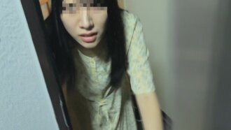 [Sesi Bergambar Persendirian] Isteri memancut dengan deras. Putingnya menjadi sangat keras dan dia basah kuyup betul-betul di sebelah suaminya. Melihatnya cuba menahan erangannya s...