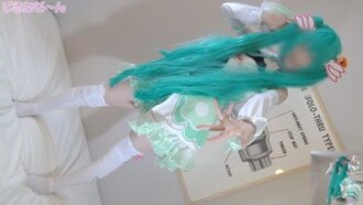 Cô nàng cosplay Miku đó đã trở lại trong phiên bản được làm lại! Thủ dâm và quan hệ tình dục trong trang phục đua xe!