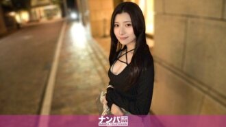 "Menemukan kecantikan yang menggoda dan melankolis! Dia cantik dan memiliki bentuk tubuh yang menakjubkan, tetapi apakah dia benar-benar menikmatinya?! Dia memiliki beberapa cerita...